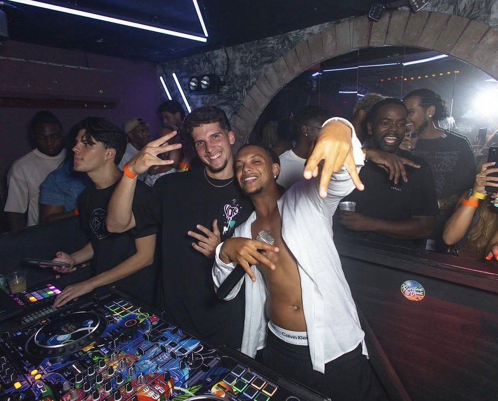 Thomas Thesseling in the DJ booth with the crowd