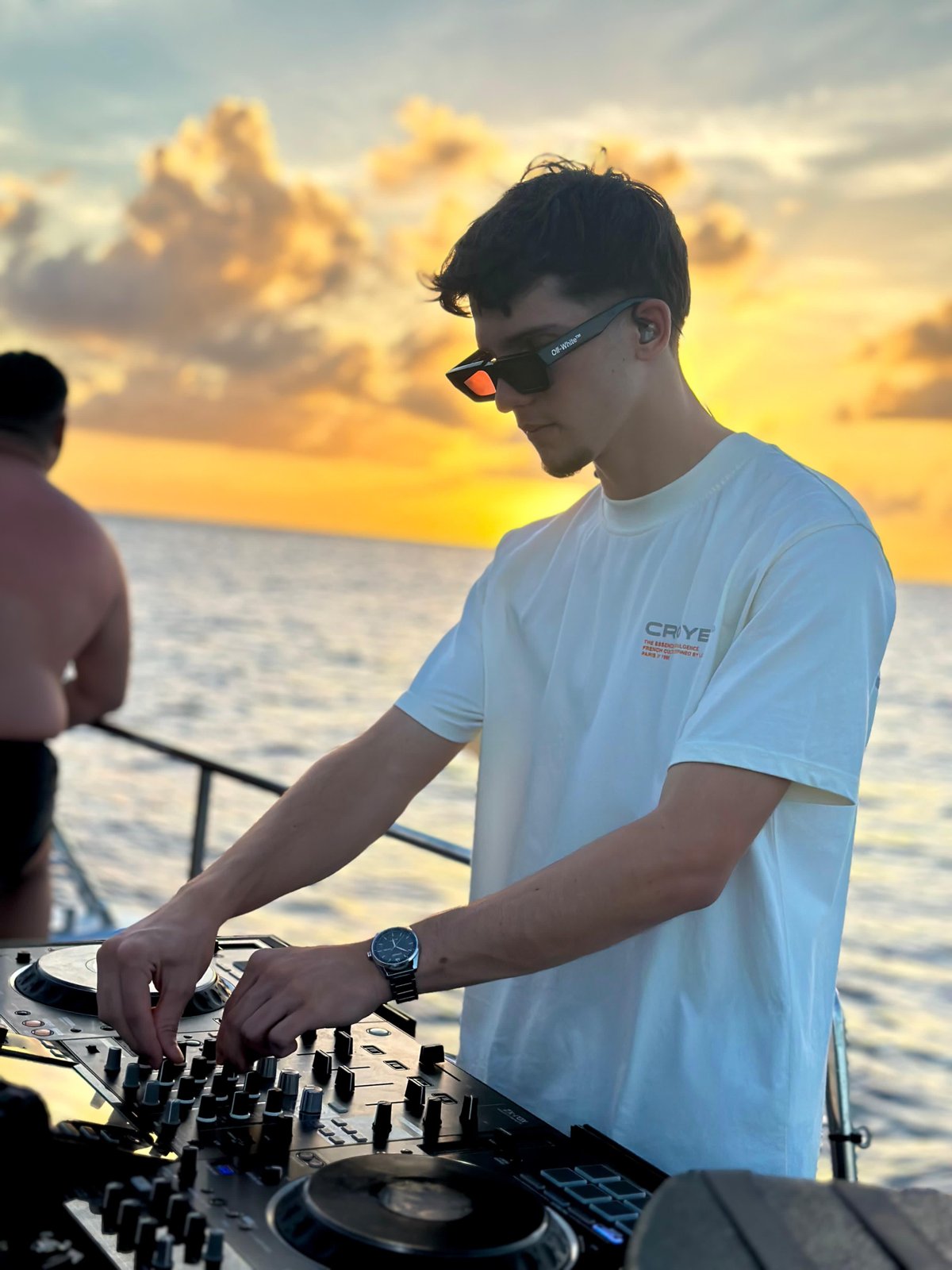 Thomas Thesseling DJing at sunset